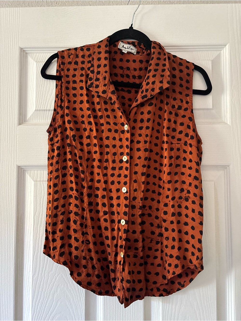 100% Silk Sleeveless Button-Front Polka Dot Top in Rust/Black